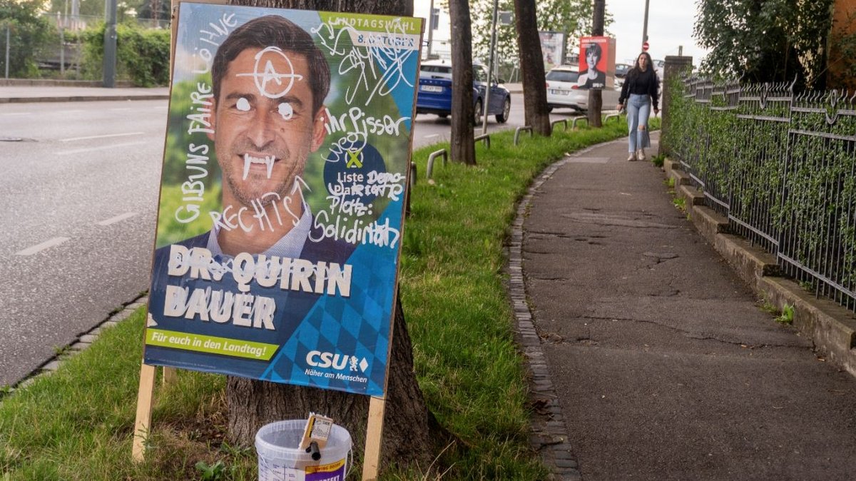 Der Wahlkampf in Bayern geht in die heiße Phase. In immer mehr Gemeinden und Städten hängen mittlerweile Wahlplakate. Doch nach Einschätzung von SPD und Grünen wurden noch nie so viele beschmiert oder zerstört wie in diesem Jahr.