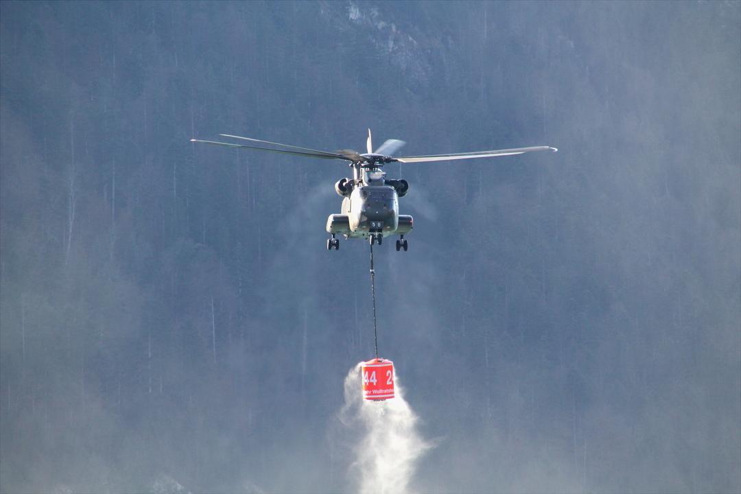 Ein Löschhubschrauber in der Luft.