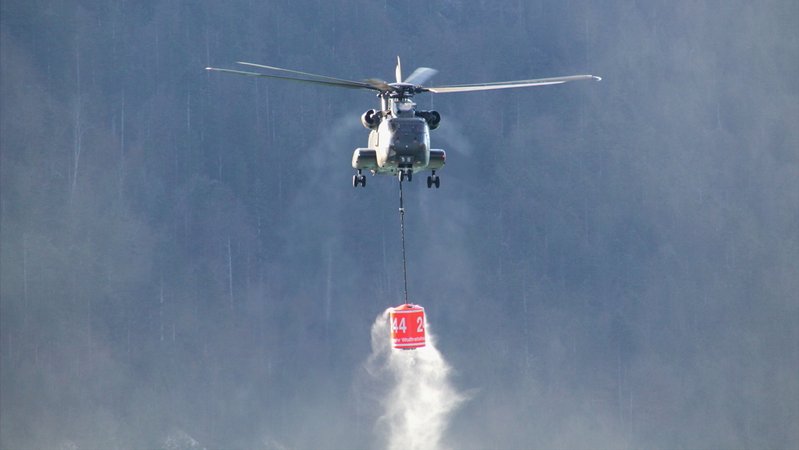 Ein Löschhubschrauber in der Luft. | Bild: BR/Georg Barth Ein Löschhubschrauber in der Luft.
