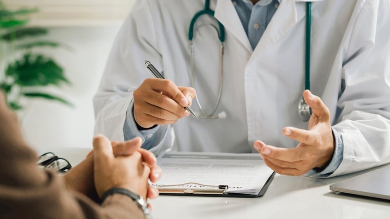 Ein Arzt ist mit einem Patienten im Gespräch. (Symbolbild) | Bild: stock.adobe.com/Pcess609 Ein Arzt ist mit einem Patienten im Gespräch. (Symbolbild)