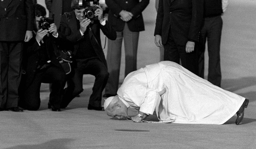 Papst Johannes Paul II küsst 1982 nach seiner Ankunft auf dem Flughafen in Madrid den Boden.