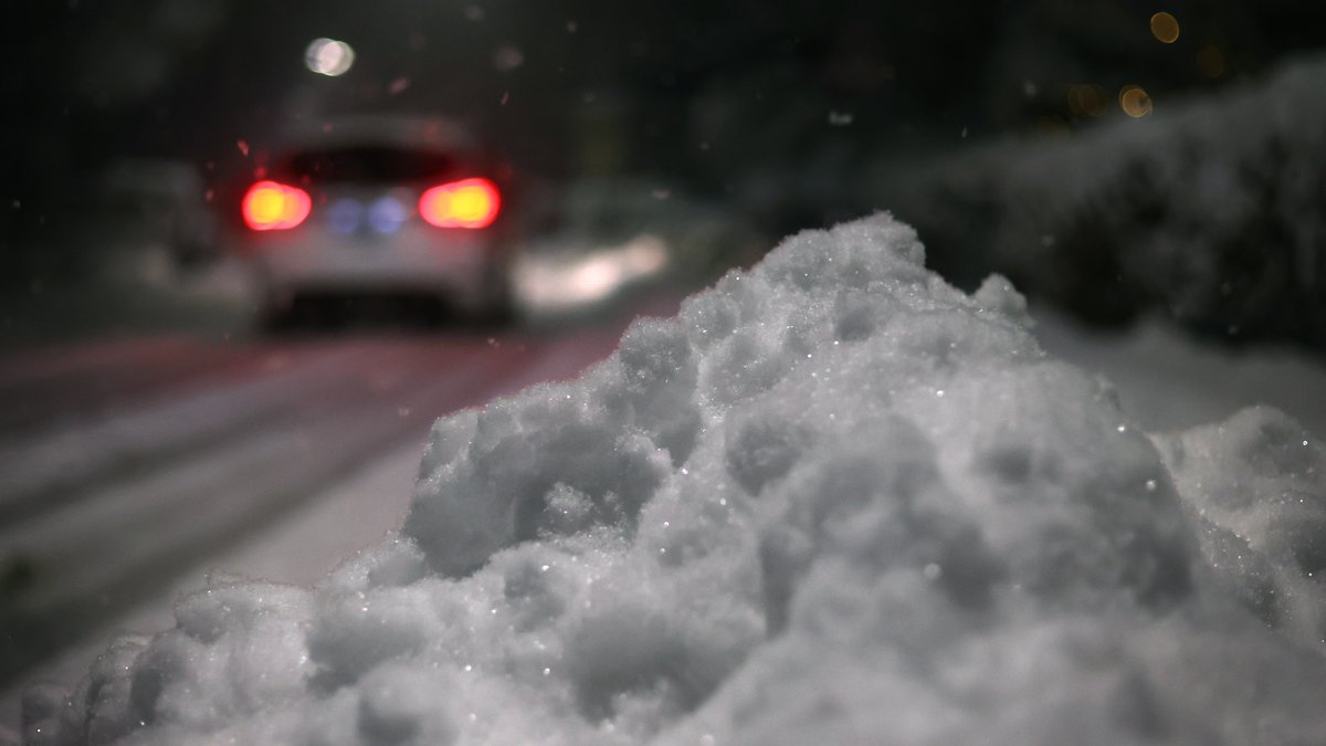 Auto auf verschneiter Straße