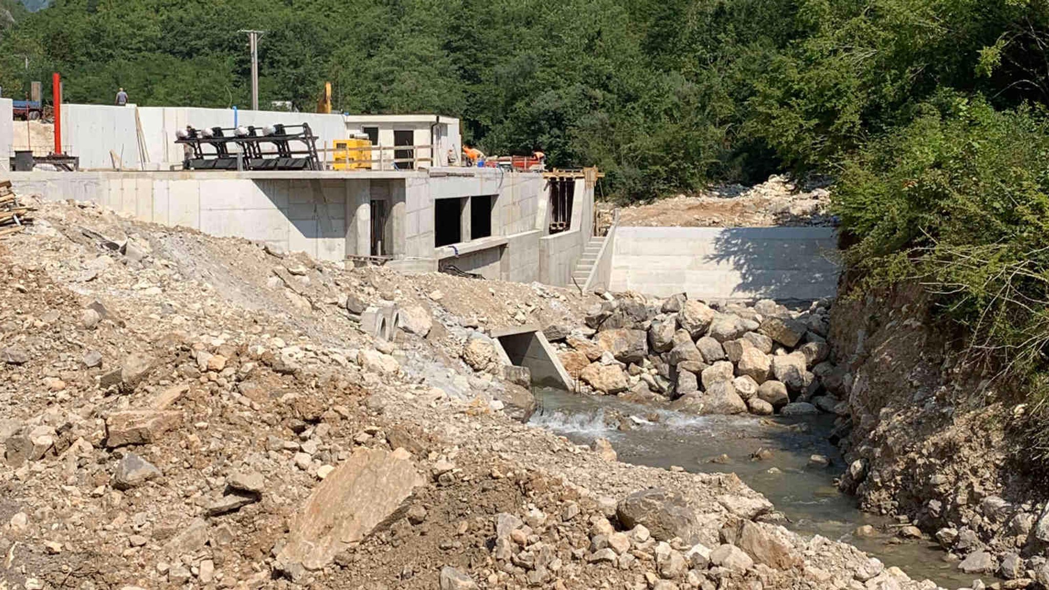 Eine große Baustelle für einen kleinen Fluss: auf über einen Kilometer Länge erstrecken sich die Bauarbeiten an der Doljanka.