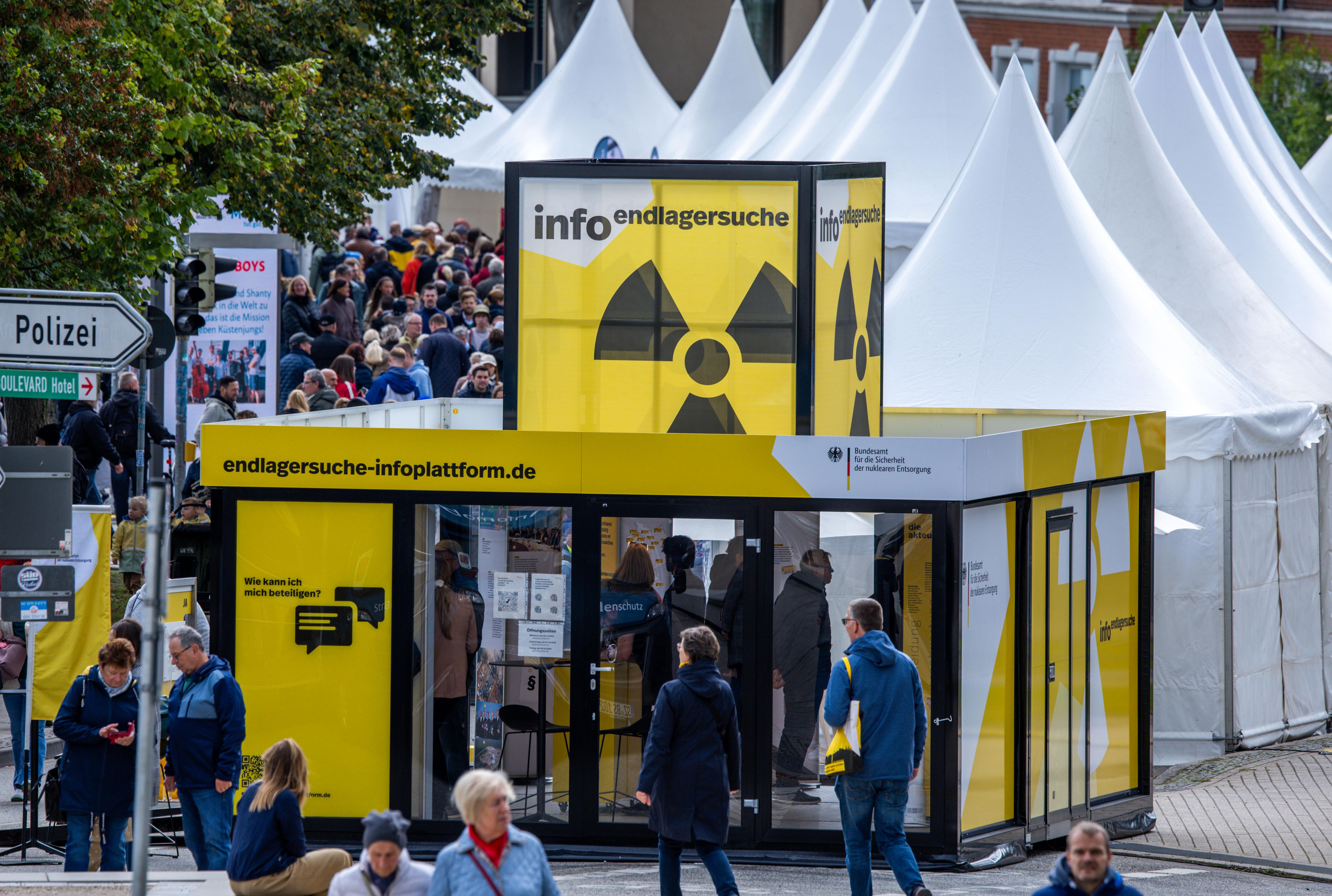 Schwerin, 03.10.24: Infostand für die Suche nach einem Atommüll-Endlager (Symbolbild).