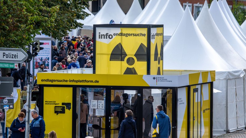 Schwerin, 03.10.24: Infostand für die Suche nach einem Atommüll-Endlager (Symbolbild). | Bild: pa/dpa/Jens Büttner Schwerin, 03.10.24: Infostand für die Suche nach einem Atommüll-Endlager (Symbolbild).