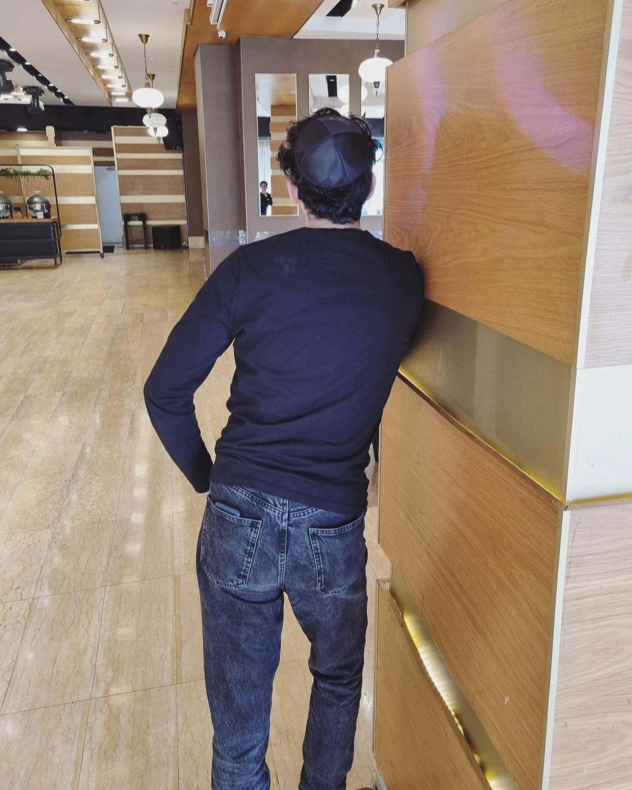 Der 30-jährige jüdische Tourist in München. Bild von hinten.