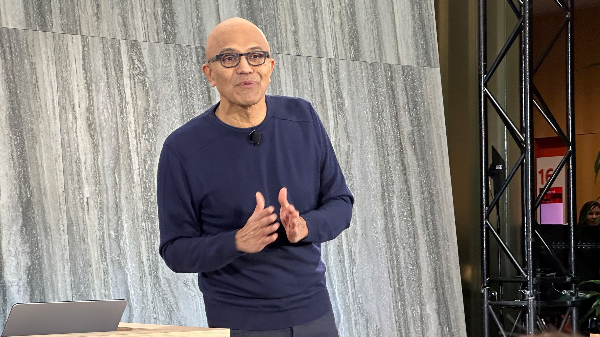 Microsoft-Chef Satya Nadella bei der Vorstellung der überarbeiteten Bing-Suchmaschine. Sie läuft jetzt mit Hilfe von ChatGPT.