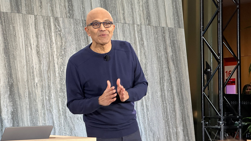 Microsoft-Chef Satya Nadella bei der Vorstellung der überarbeiteten Bing-Suchmaschine. Sie läuft jetzt mit Hilfe von ChatGPT. | Bild: Marcus Schuler (BR) Microsoft-Chef Satya Nadella bei der Vorstellung der überarbeiteten Bing-Suchmaschine. Sie läuft jetzt mit Hilfe von ChatGPT.