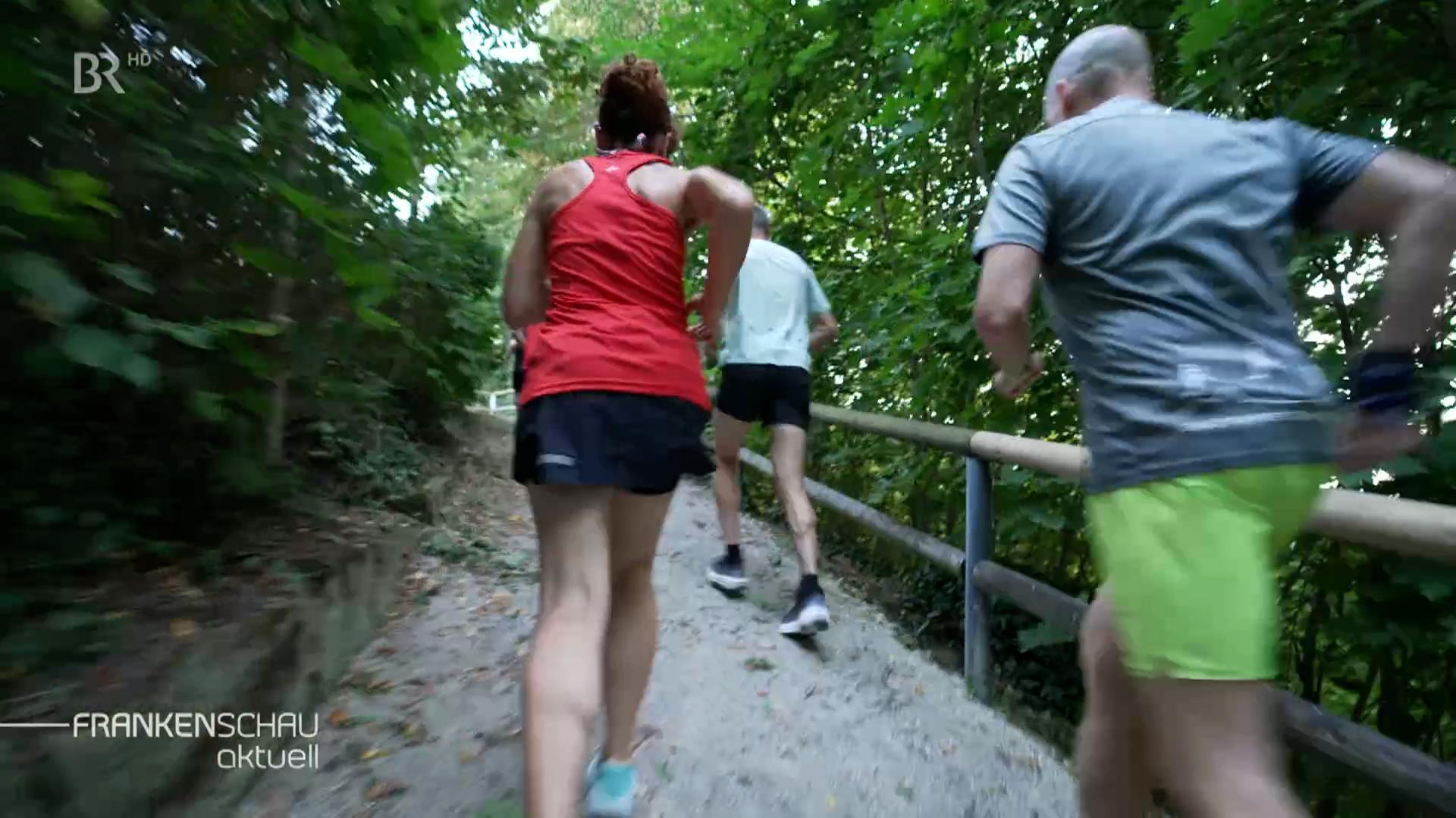 Personen beim Trailrunning.