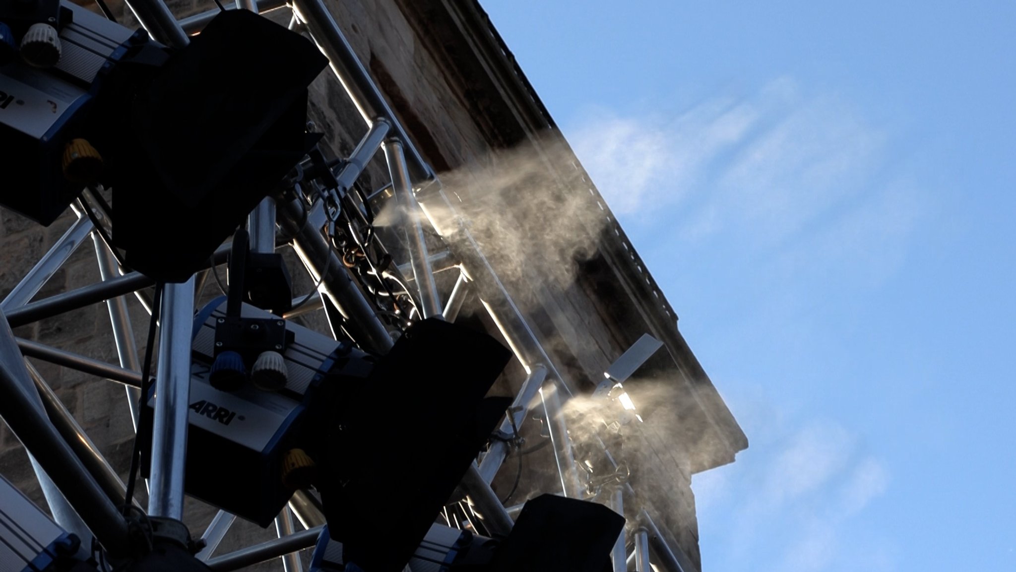 Nebel kommt aus einer Maschine. | Bild: BR/Laura Nadler Nebel kommt aus einer Maschine.
