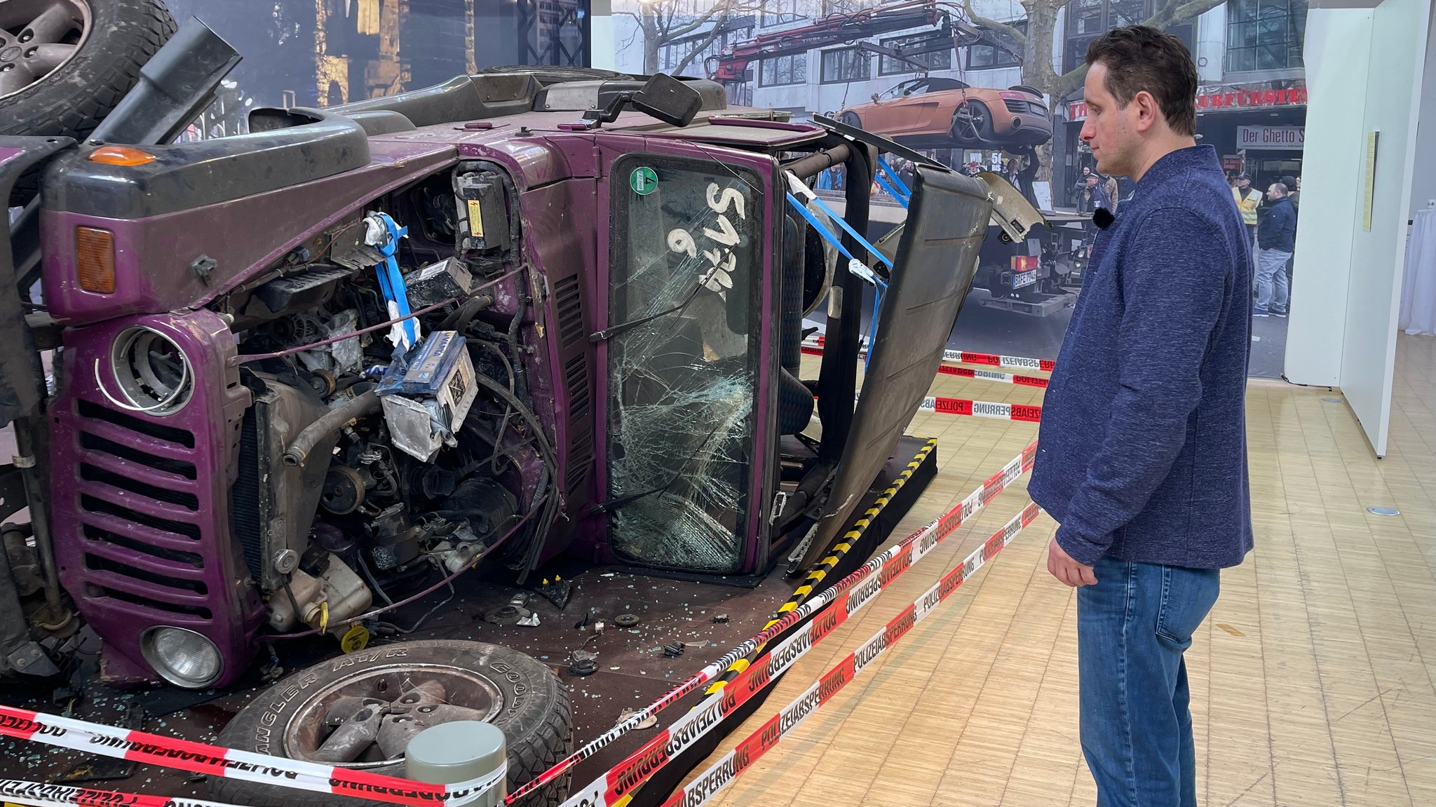 Maximilian Warshitsky vor dem Wrack des Autos seines Vaters