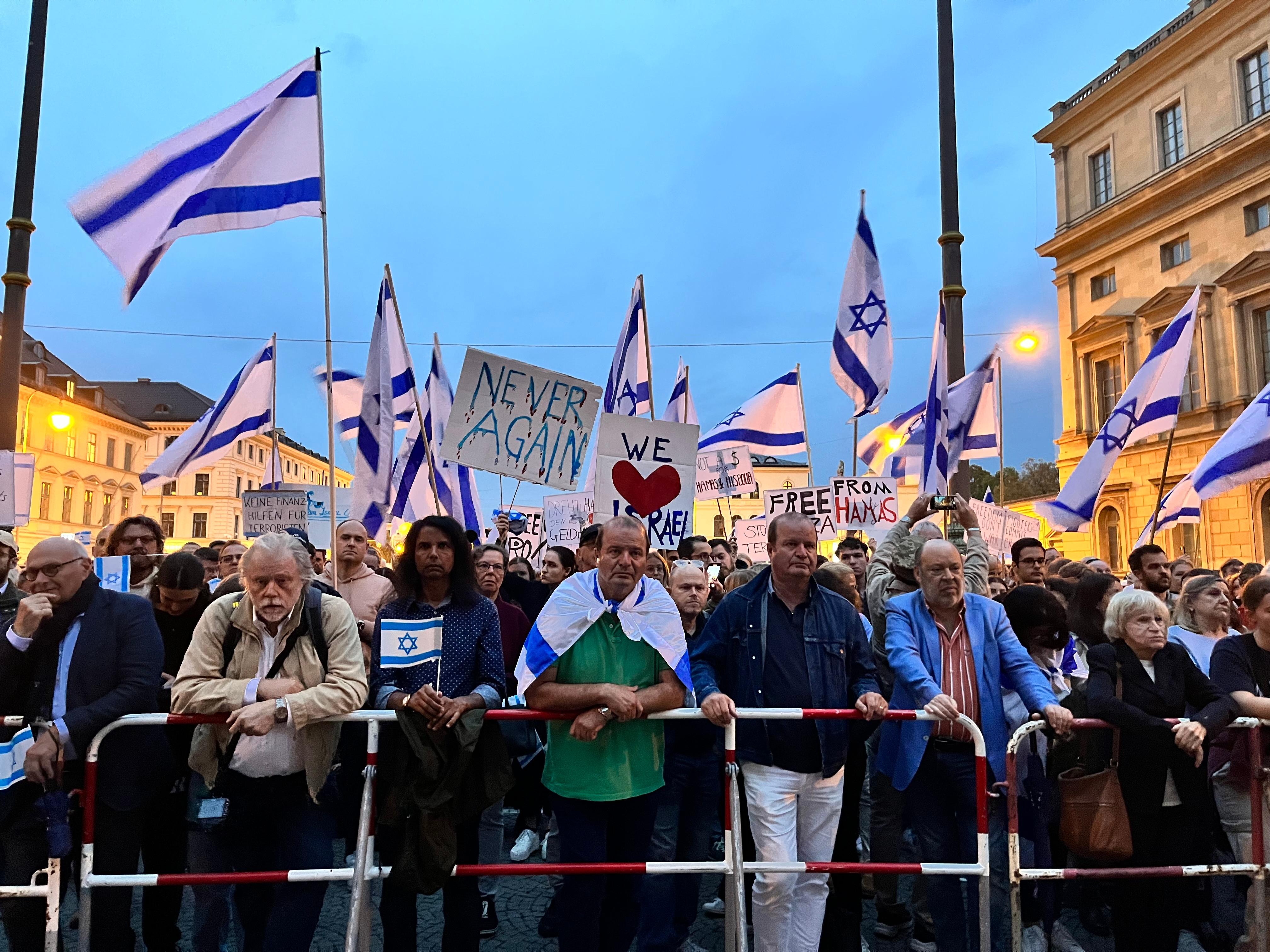 Hunderte Solidarisieren Sich In München Mit Israel | BR24