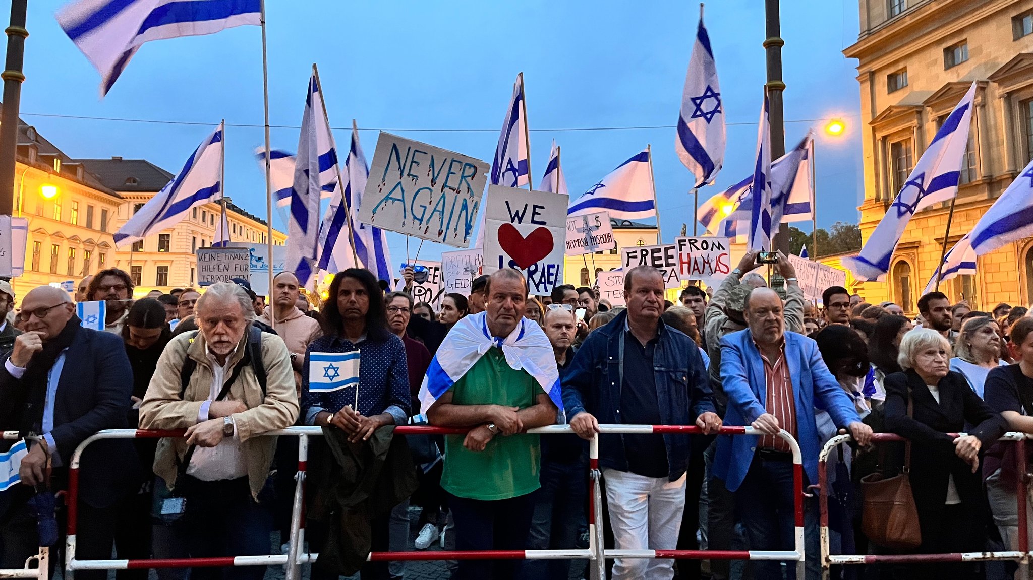 Demonstration mit israelischen Flaggen in München