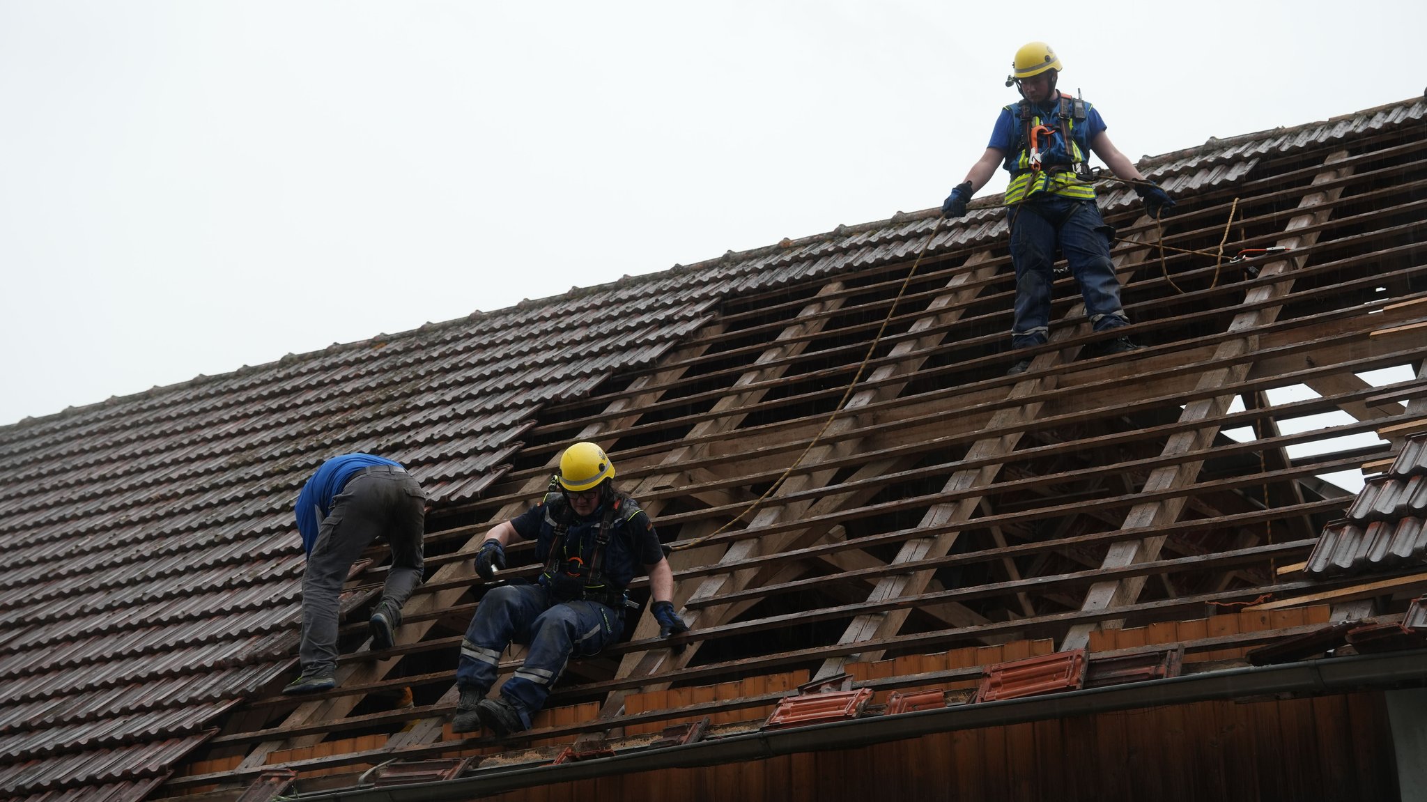 Windböe deckt Häuser ab | Bild: NEWS5 / Lars Haubner Windböe deckt Häuser ab