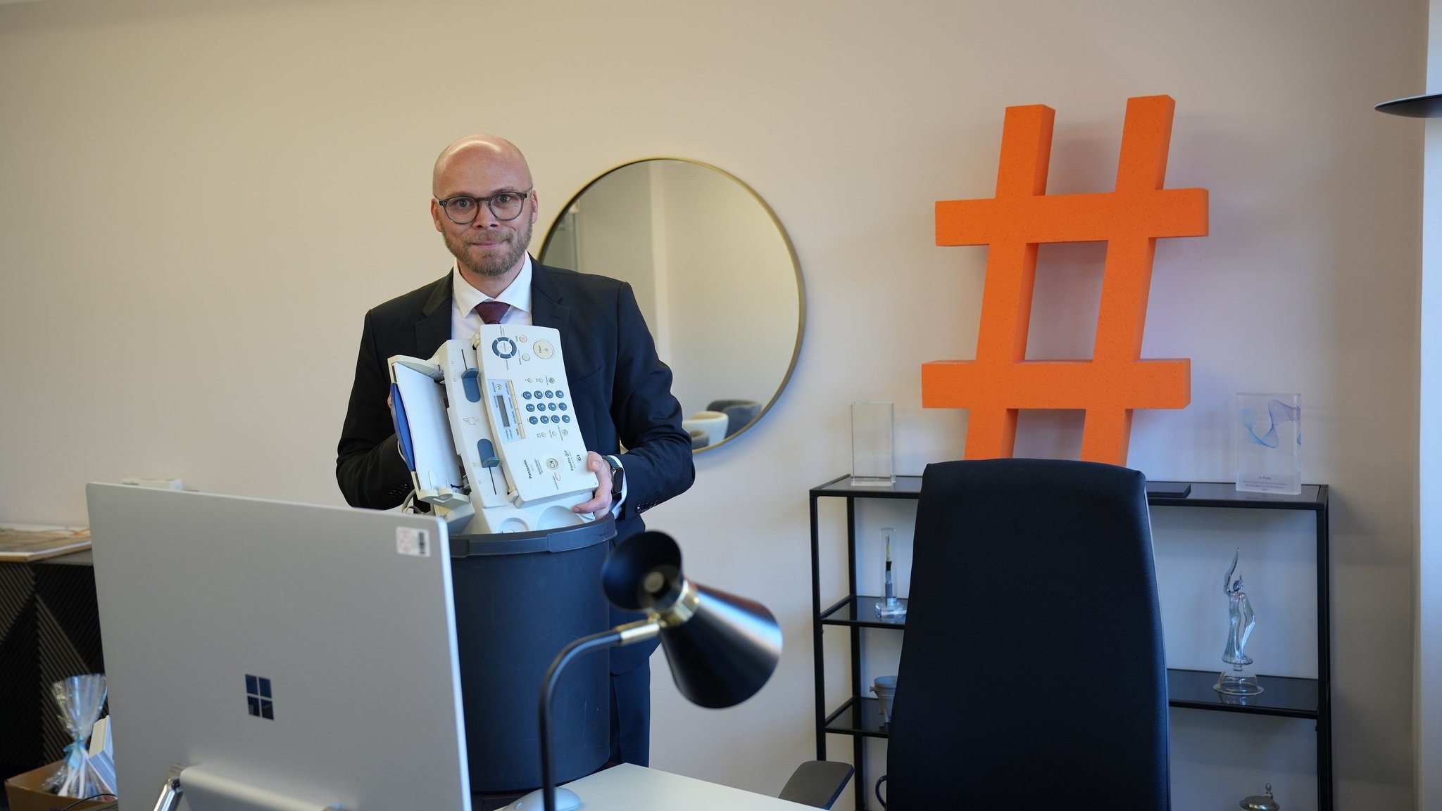 Digitalminister Fabian Mehring mit einem Faxgerät in der Hand