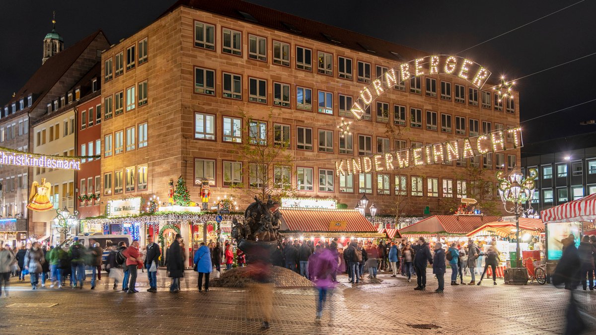 Menschen in der Nürnberger Innenstadt zwischen Christkindlesmarkt und Kinderweihnacht (Archivbild)