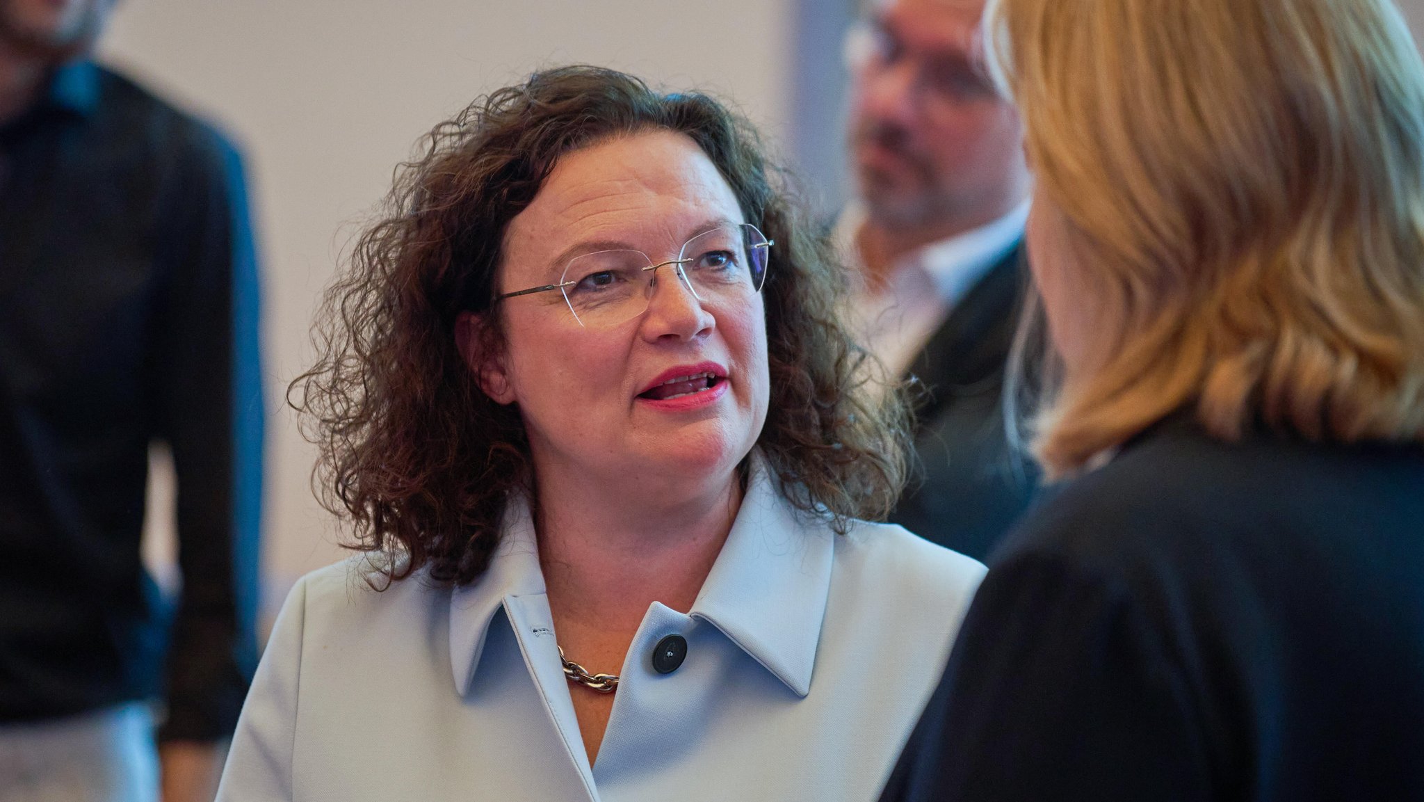 Archivbild: Andrea Nahles (li.), Vorstandsvorsitzende der Bundesagentur für Arbeit, im Gespräch mit Bundesarbeitsministerin Bärbel Bas (SPD),