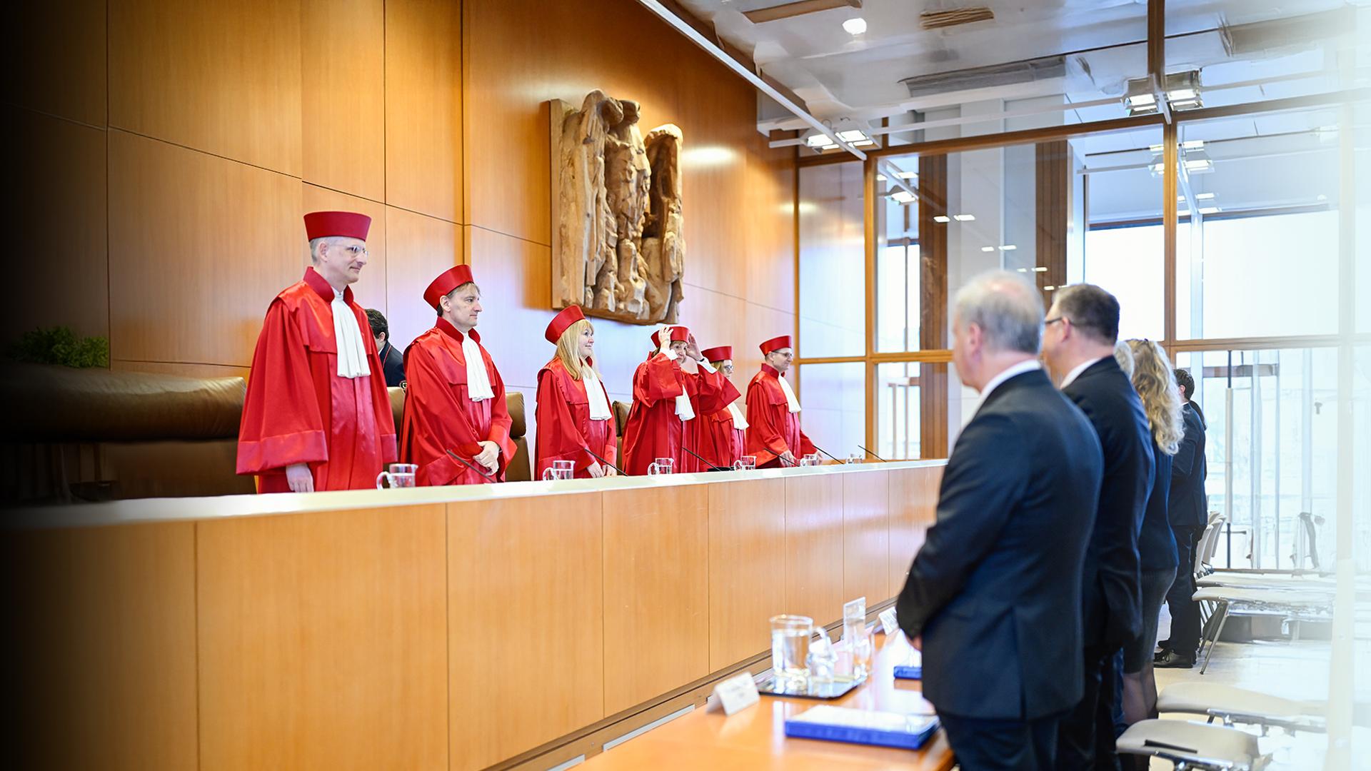 Die Richter des Bundesverfassungsgerichts in Karlsruhe bei der Urteilverkündung zur Abschaffung des Solidaritätszuschlags.
