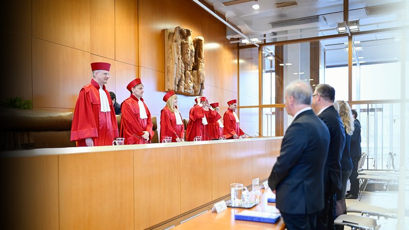 Die Richter des Bundesverfassungsgerichts in Karlsruhe bei der Urteilverkündung zur Abschaffung des Solidaritätszuschlags. | Bild: Bayerischer Rundfunk 2025 Die Richter des Bundesverfassungsgerichts in Karlsruhe bei der Urteilverkündung zur Abschaffung des Solidaritätszuschlags.