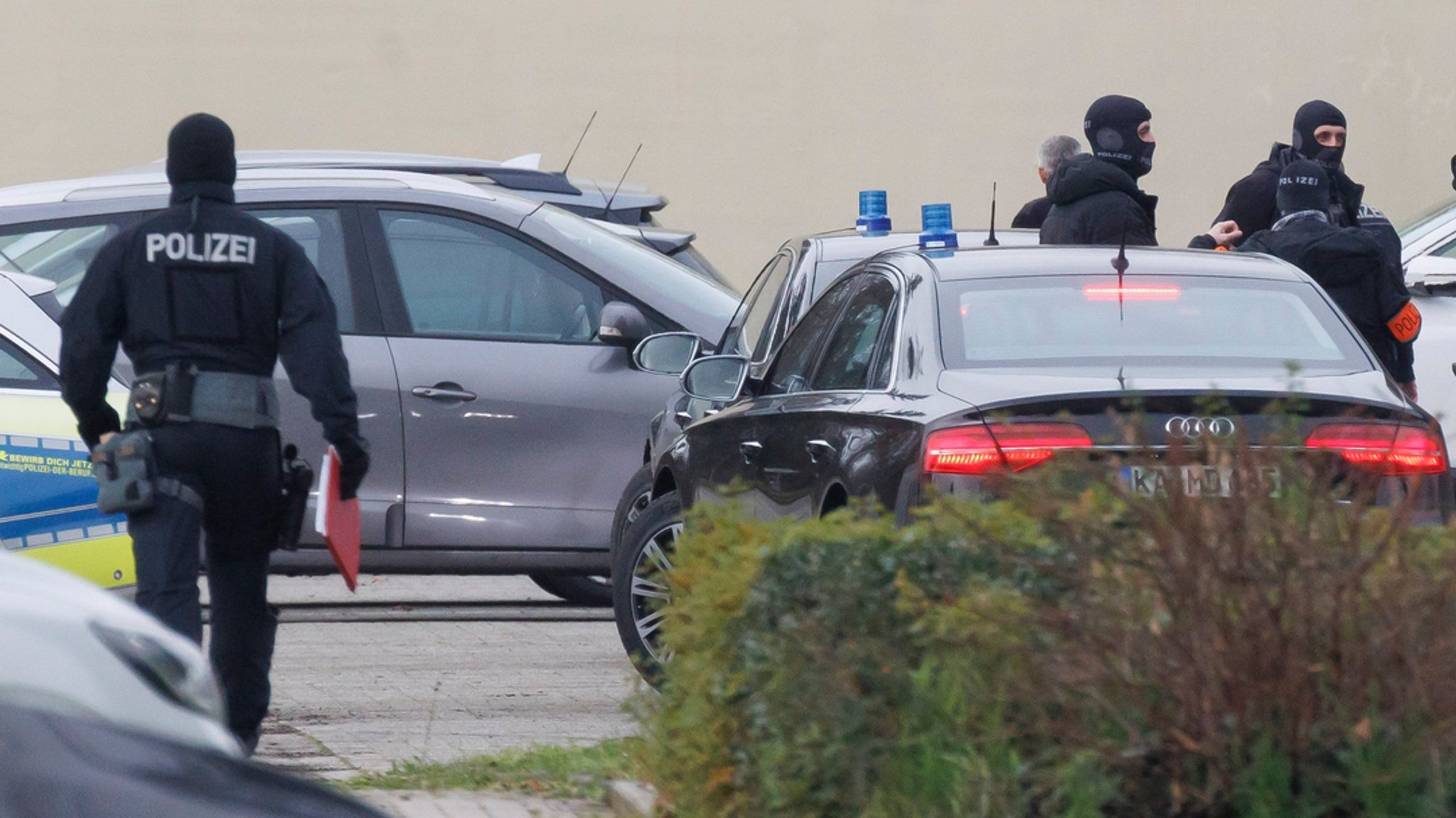 Polizisten nach Razzia gegen Reichsbürger am Bundesgerichtshof in Karlsruhe.