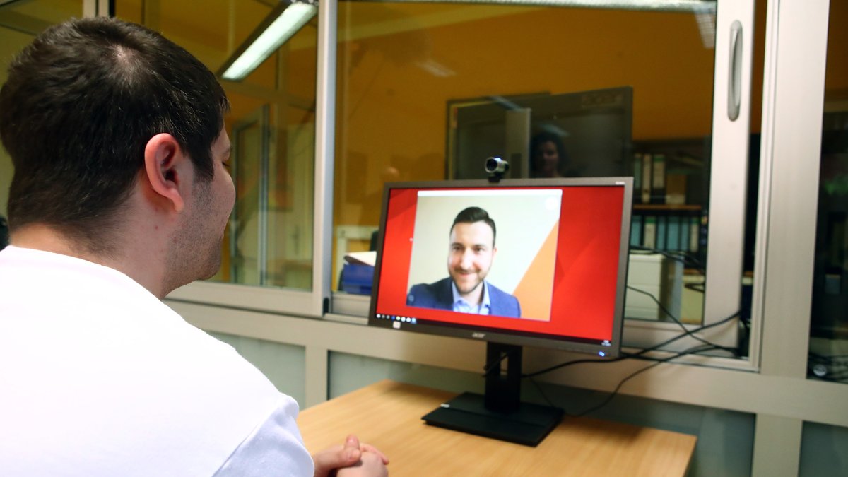 Ein Strafgefangener (hier in Thüringen) bei einem Gespräch via Skype