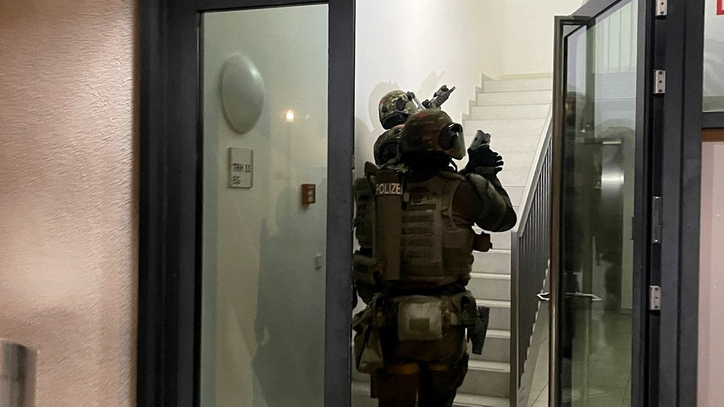 Spezial-Einsatzkräfte der Polizei am Morgen bei der Großrazzia in München | Bild: dpa-Bildfunk Spezial-Einsatzkräfte der Polizei am Morgen bei der Großrazzia in München