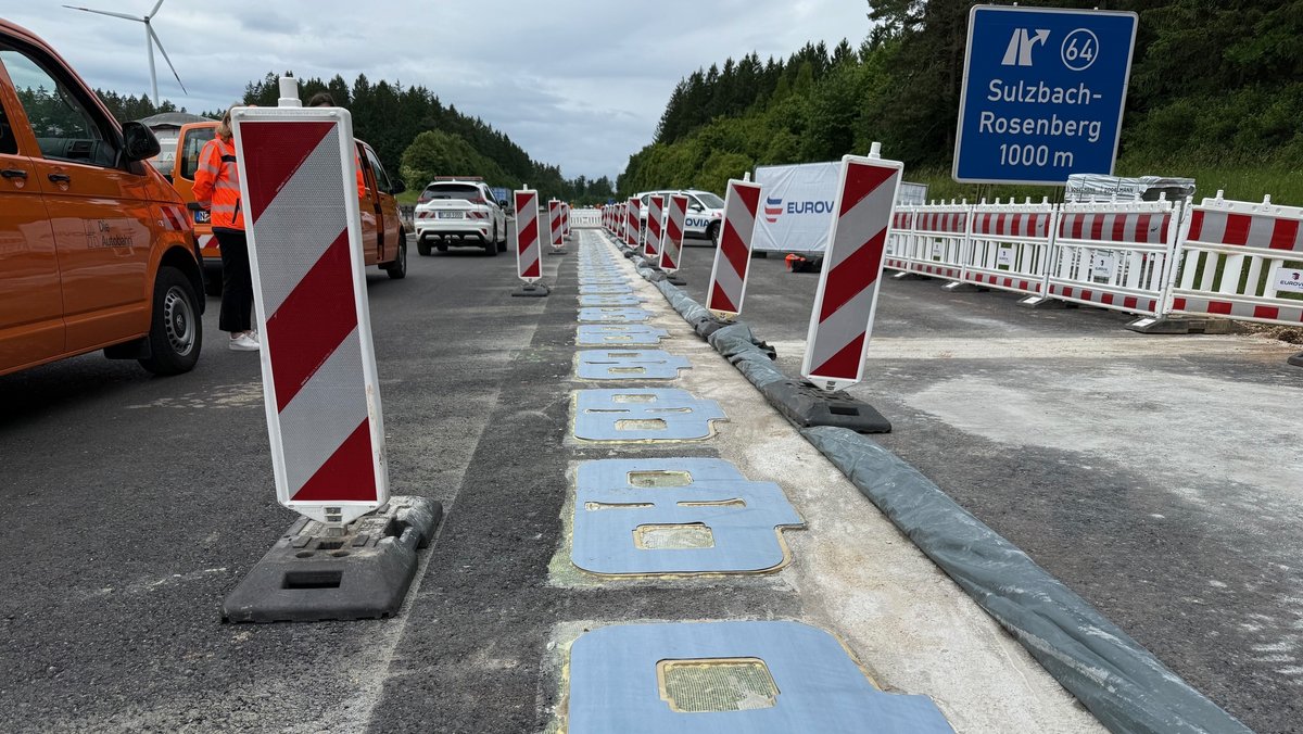 Flache Induktionsspulen wurden im Sommer dieses Jahres auf der A6-Teststrecke unter den Asphalt eingebaut. | Bild: Bayerischer Rundfunk/ Rudolf Heinz Flache Induktionsspulen wurden im Sommer dieses Jahres auf der A6-Teststrecke unter den Asphalt eingebaut.