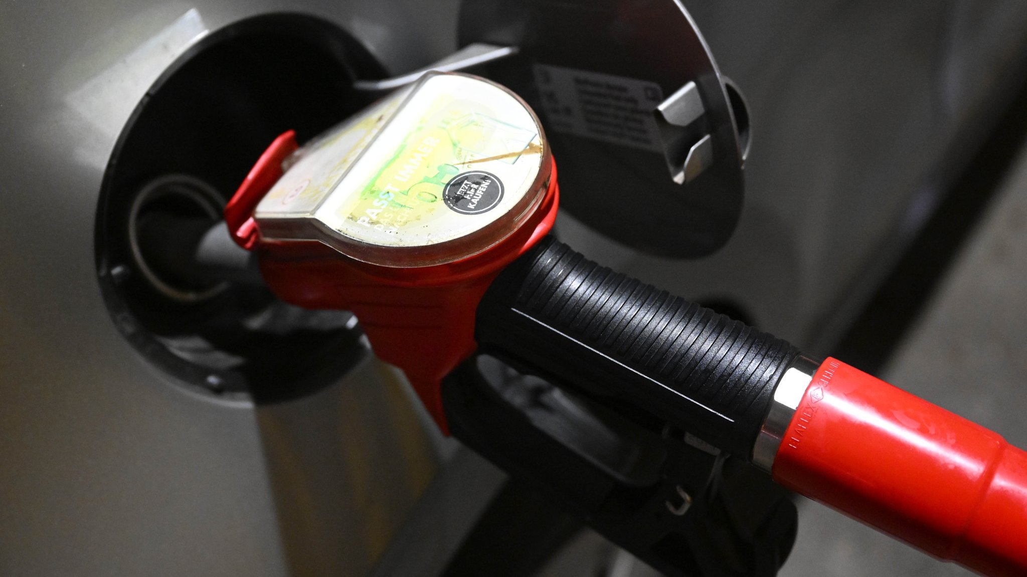 Zapfhahn an einer Tankstelle (Symbolbild)