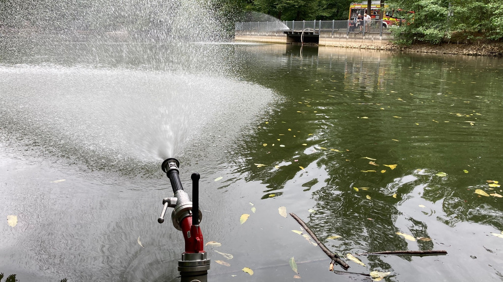 Um Fische vor dem Tod zu bewahren, musste die Feuerwehr Würzburg zu einem großen Teich in die Lindleinsmühle ausrücken und den Teich bewässern.