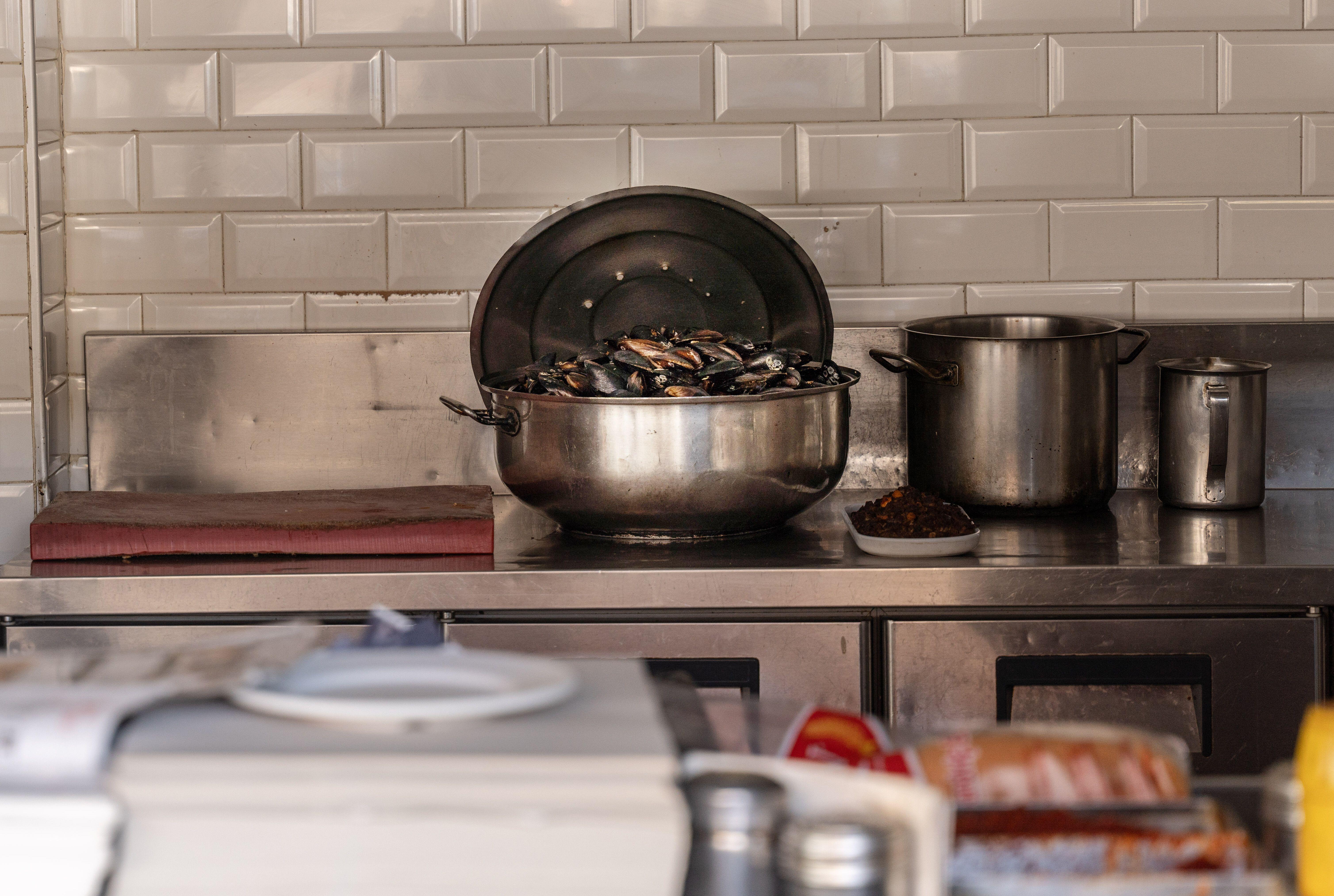In einem türkischen Stand für Streetfood, der von den türkischen Behörden geschlossen wurde, steht noch ein Topf mit Muscheln.