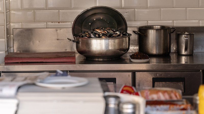 In einem türkischen Stand für Streetfood, der von den türkischen Behörden geschlossen wurde, steht noch ein Topf mit Muscheln. | Bild: picture alliance/dpa | Ahmed Deeb In einem türkischen Stand für Streetfood, der von den türkischen Behörden geschlossen wurde, steht noch ein Topf mit Muscheln.