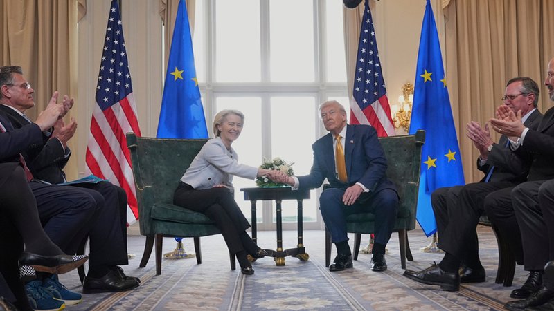 US-Präsident Donald Trump und die Präsidentin der Europäischen Kommission, Ursula von der Leyen, schütteln sich die Hände, nachdem sie sich in Schottland auf ein Handelsabkommen geeinigt haben. | Bild: dpa-Bildfunk/Jacquelyn Martin US-Präsident Donald Trump und die Präsidentin der Europäischen Kommission, Ursula von der Leyen, schütteln sich die Hände, nachdem sie sich in Schottland auf ein Handelsabkommen geeinigt haben.