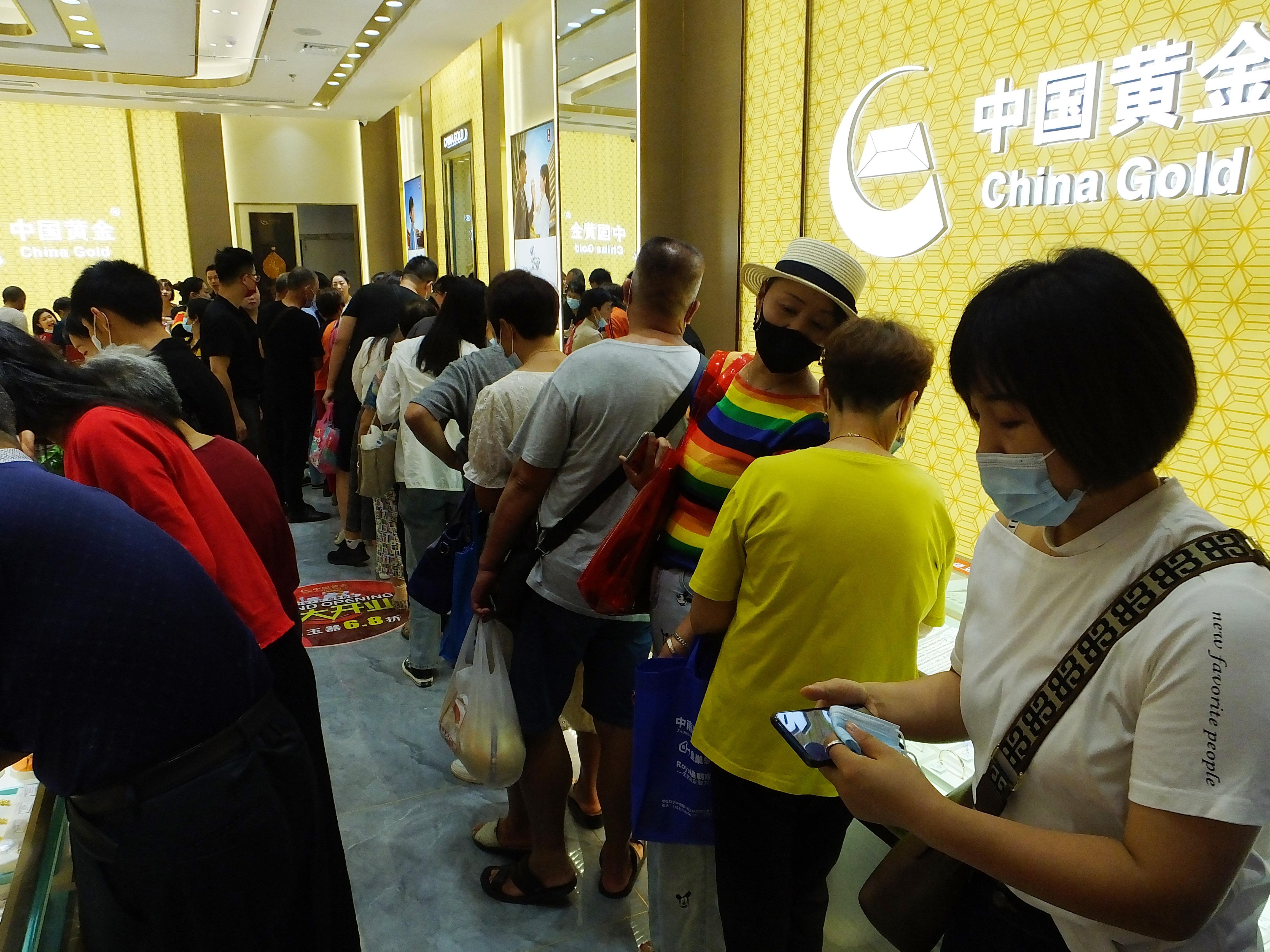 Andrang chinesischer Goldkäufer in einem Shop in Yichang