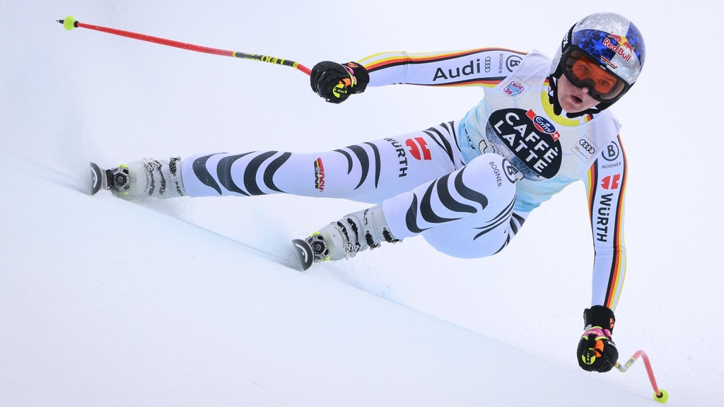 26.02.2023, Schweiz, Crans-Montana: Ski alpin: Weltcup, Abfahrt, Damen: Emma Aicher aus Deutschland in Aktion. Foto: Jean-Christophe Bott/KEYSTONE/dpa +++ dpa-Bildfunk +++