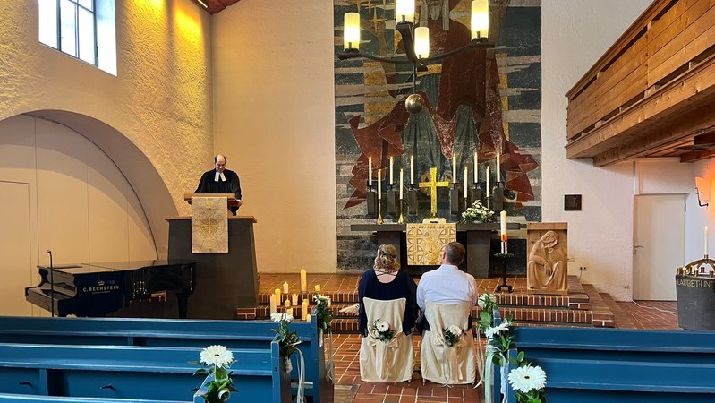 Pfarrer Pfarrer Micha Steinbrück mit Brigitte A. und Partner Holger in der Oberstdorfer Christuskirche