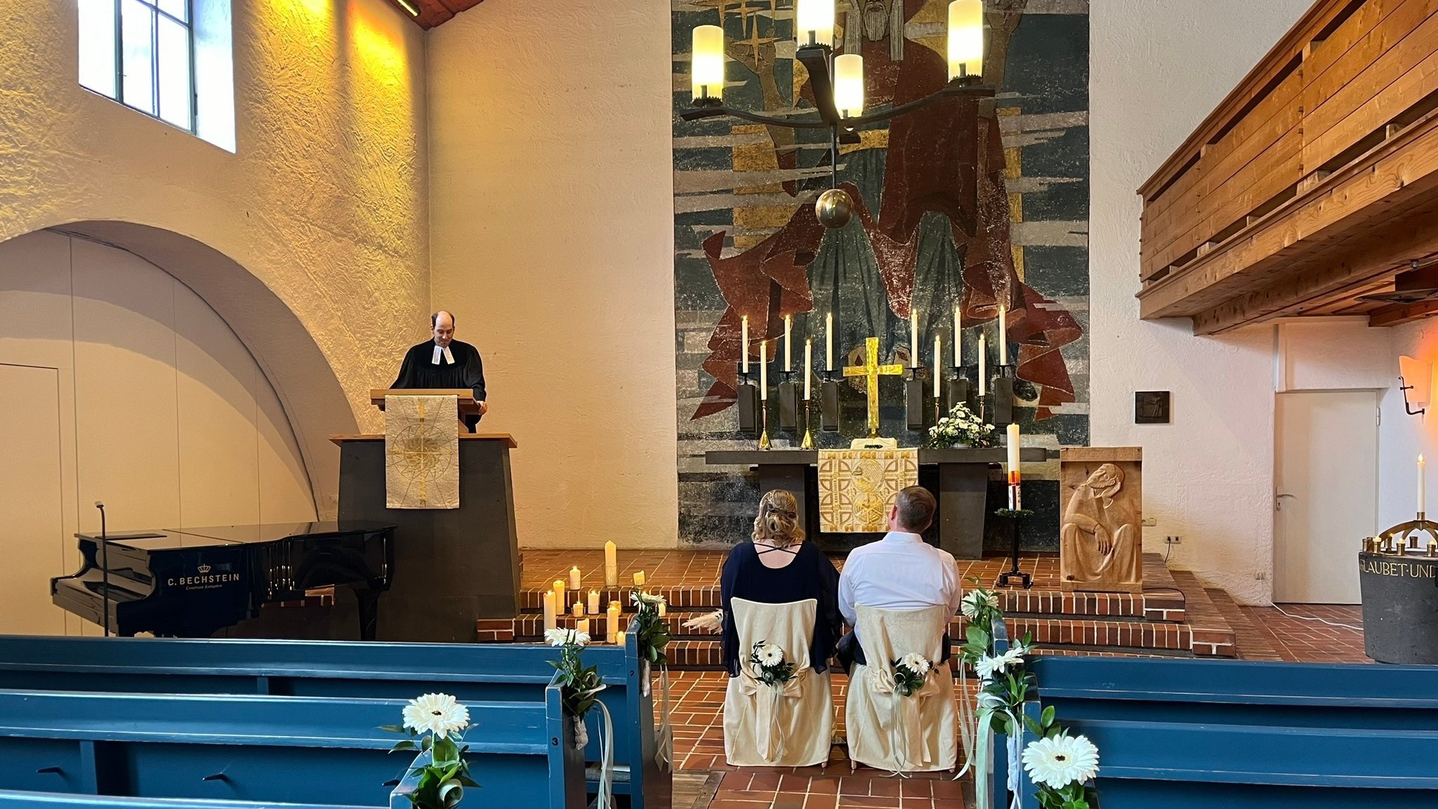 Pfarrer Pfarrer Micha Steinbrück mit Brigitte A. und Partner Holger in der Oberstdorfer Christuskirche