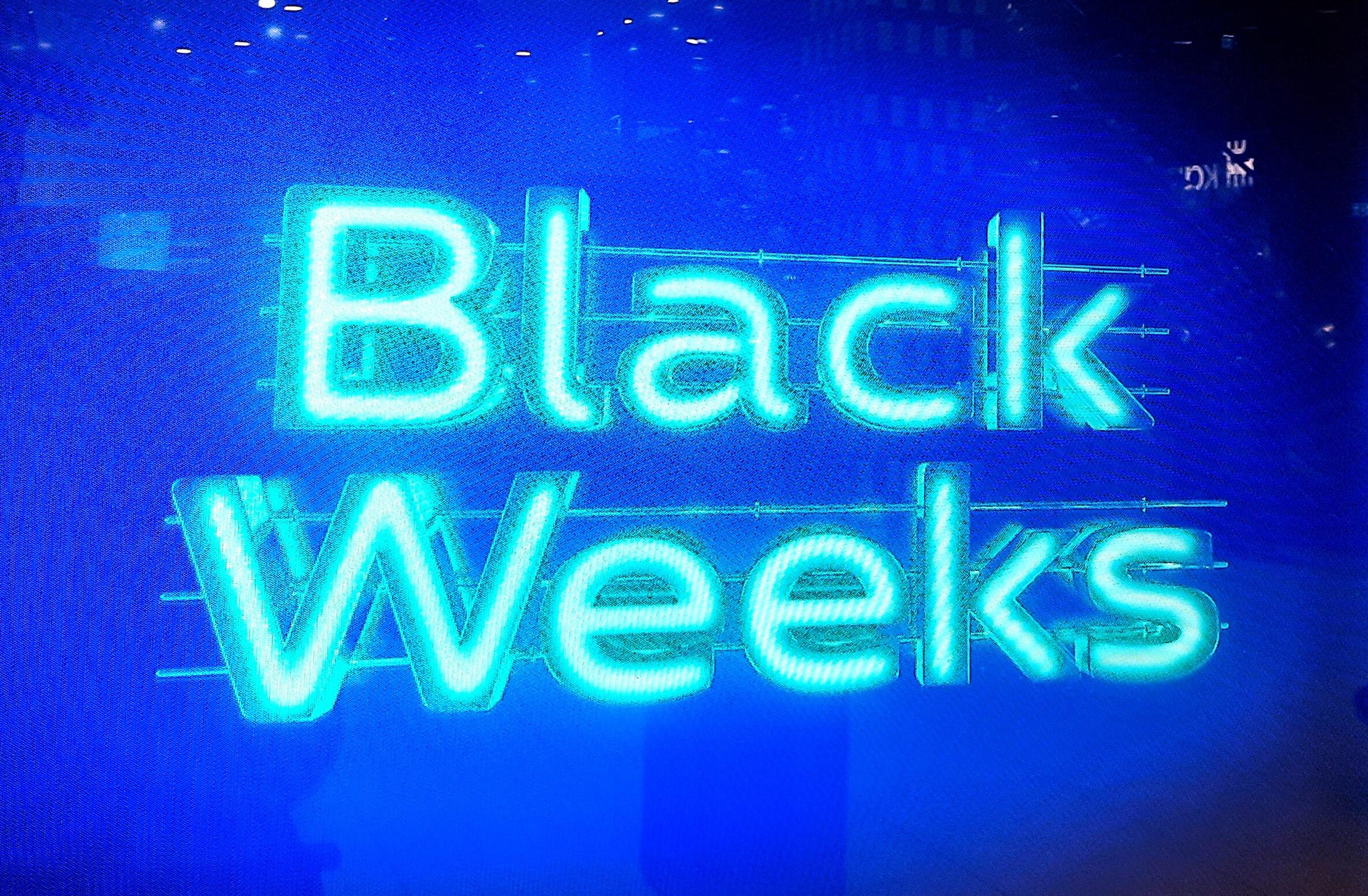 (Symbolbild) Leuchtreklame mit der Aufschrift "Black Weeks". Black Friday und Black Week versprechen Rabatte und niedrigere Preise.