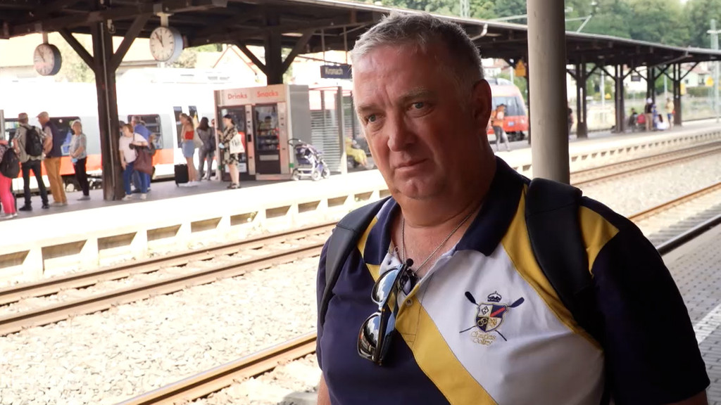 Ein Mann steht auf einem Bahnsteig. | Bild: BR Ein Mann steht auf einem Bahnsteig.