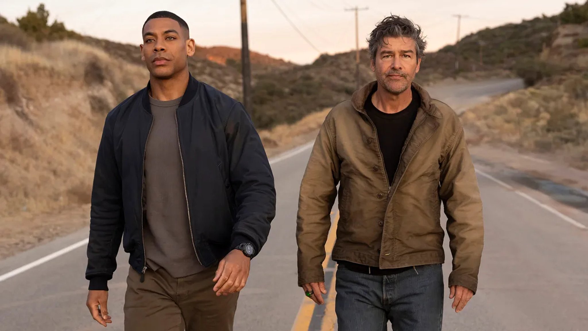 Aaron Pierre (l.) und Kyle Chandler in "Lanterns"
