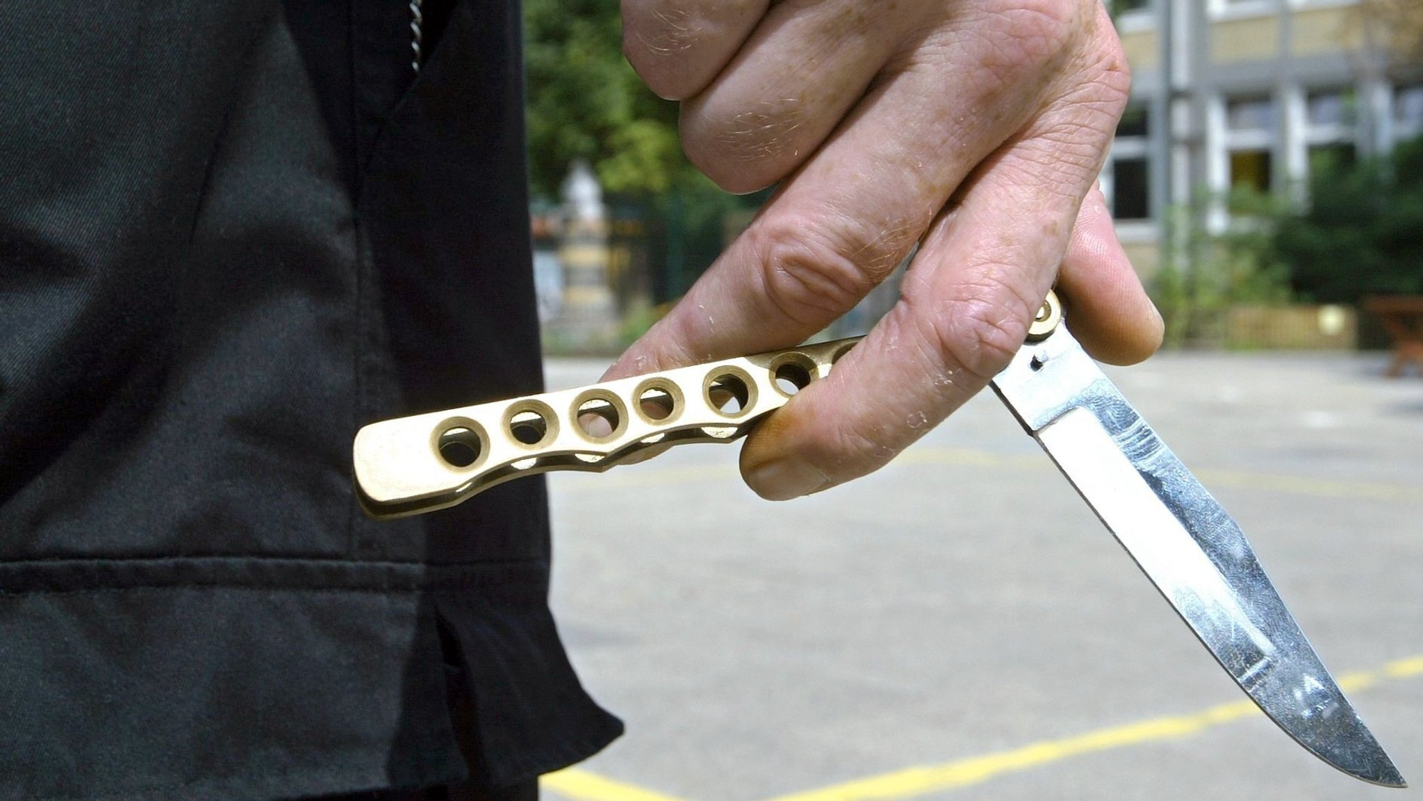 Symbolbild: Ein Mann ein sogenanntes Butterfly-Messer in seiner Hand