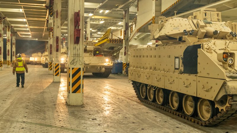 Verladung von amerikanischen Bradley-Schützenpanzern | Bild: U.S. Transportation Command/Oz Suguitan/Handout via REUTERS Verladung von amerikanischen Bradley-Schützenpanzern