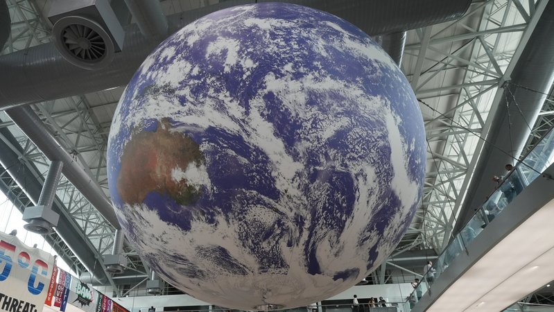 Weltklimakonferenz in Belém: Blick ins Konferenzgebäude | Bild: picture alliance / ASSOCIATED PRESS | Andre Penner Weltklimakonferenz in Belém: Blick ins Konferenzgebäude