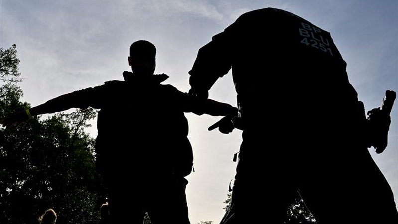 Archivbild: Ein unerlaubt eingereister Migrant (l) wird von einem Beamten der Bundespolizei nahe Forst (Lausitz) durchsucht. | Bild: picture alliance/dpa | Patrick Pleul Archivbild: Ein unerlaubt eingereister Migrant (l) wird von einem Beamten der Bundespolizei nahe Forst (Lausitz) durchsucht.