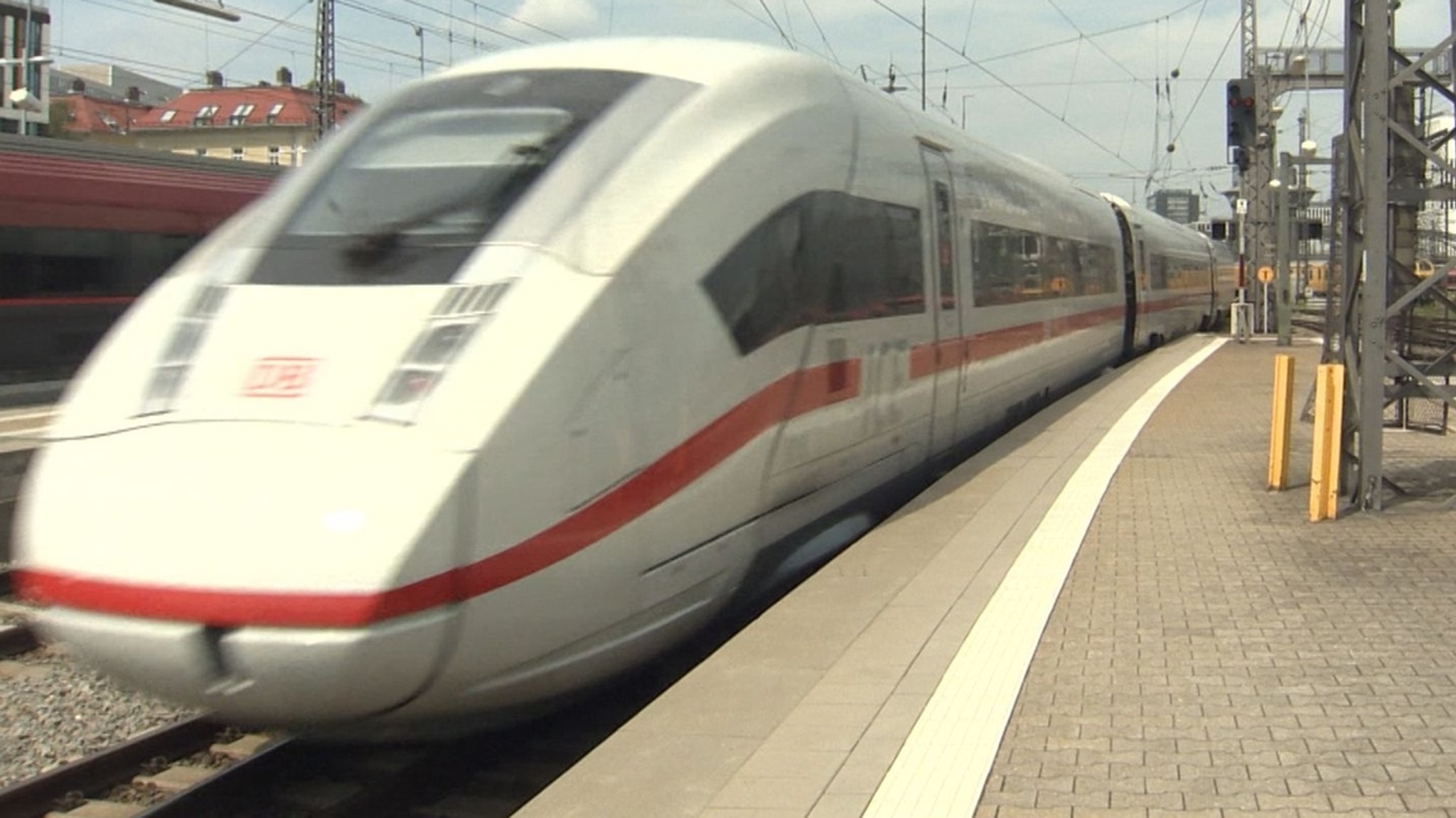 Ein ICE fährt in einen Bahnhof ein (Symbolbild)