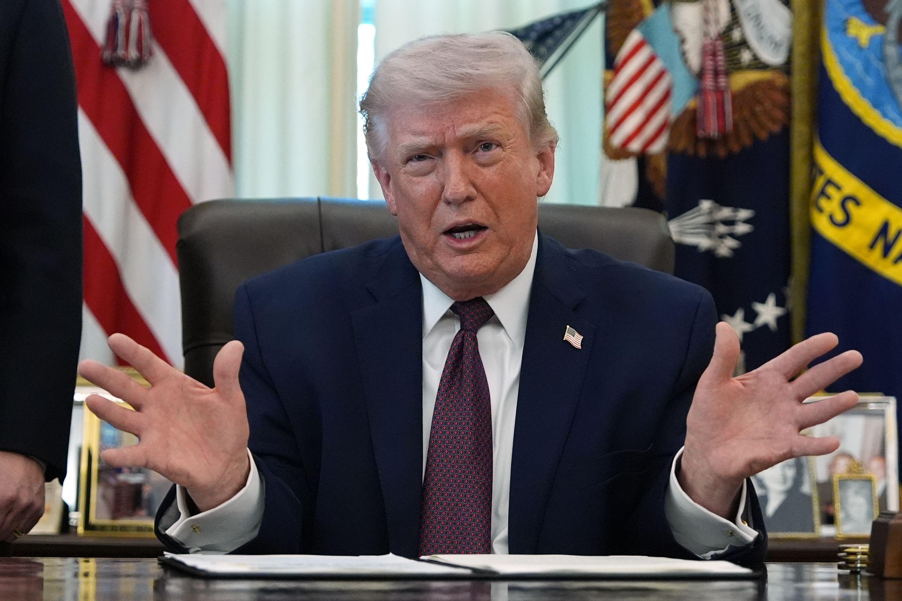 US-Präsident Donald Trump spricht im Oval Office des Weißen Hauses.