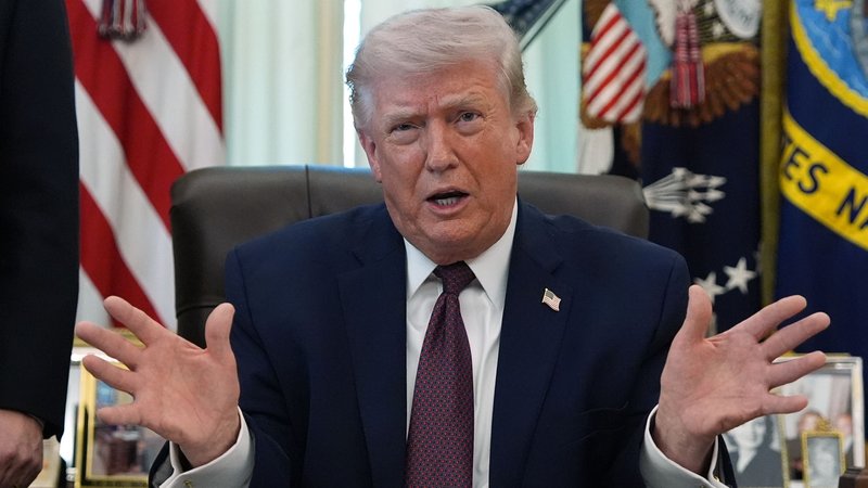 US-Präsident Donald Trump spricht im Oval Office des Weißen Hauses. | Bild: dpa-Bildfunk/Alex Brandon US-Präsident Donald Trump spricht im Oval Office des Weißen Hauses.