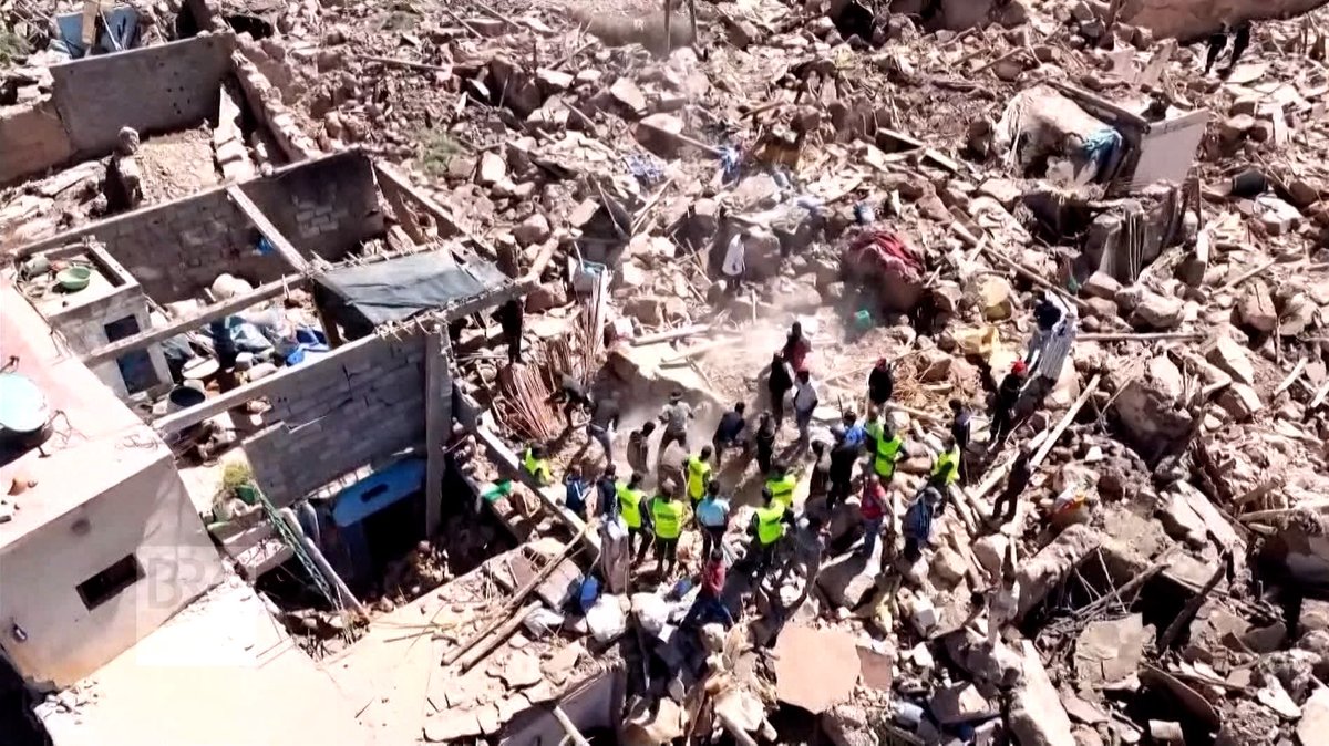Das Beben hatte eine Stärke von 6,9. Die meisten Opfer werden laut Behörden aus der Stadt Marrakesch gemeldet. Das Epizentrum lag etwa 70 Kilometer entfernt im Atlas Gebirge. Es liegt auf der Grenze zwischen zwei Erdplatten und ist daher für Erdbeben anfällig.