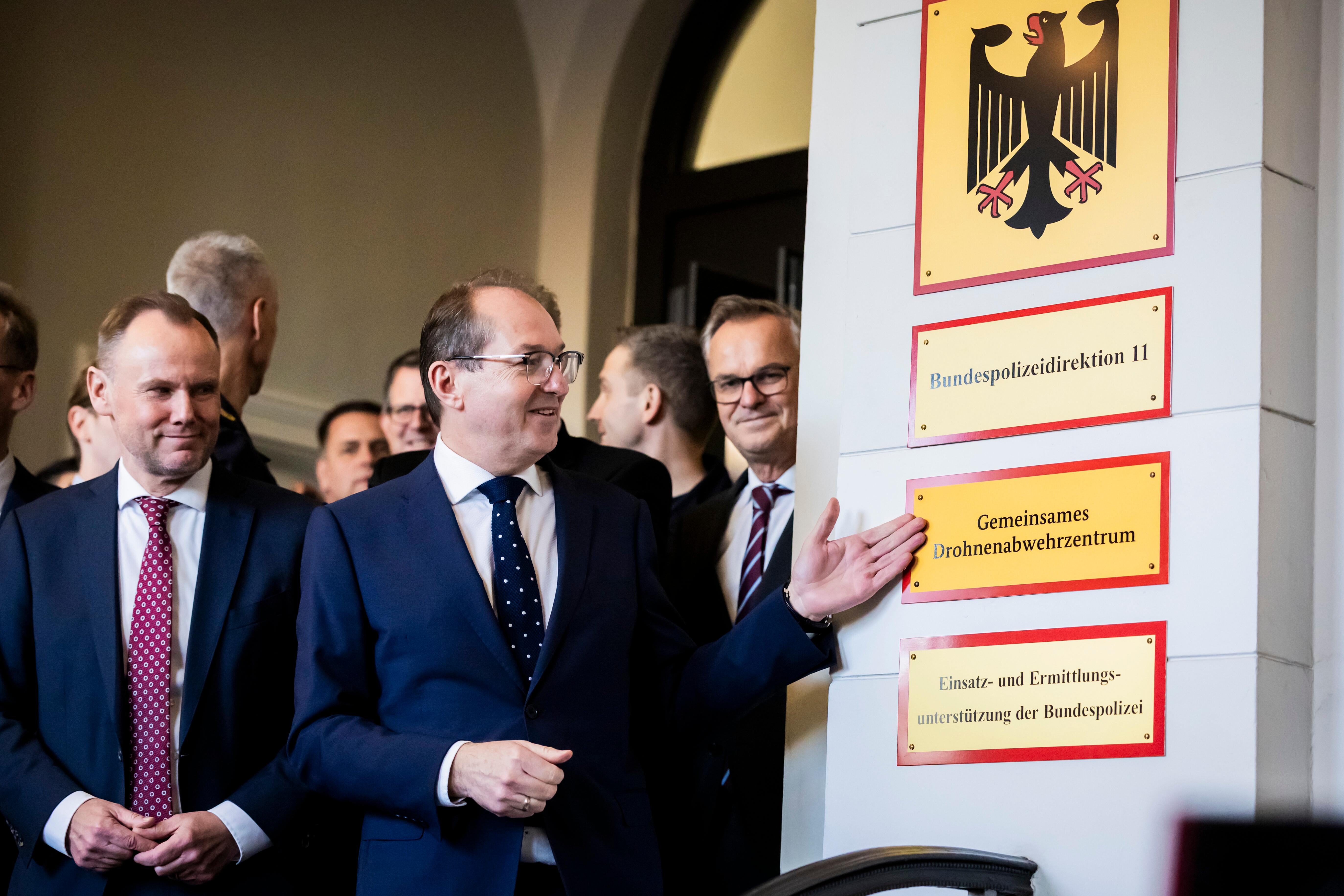 Bundesinnenminister Alexander Dobrindt und mehrere Landesinnenminister am Eingang des neuen Drohnenabwehrzentrums
