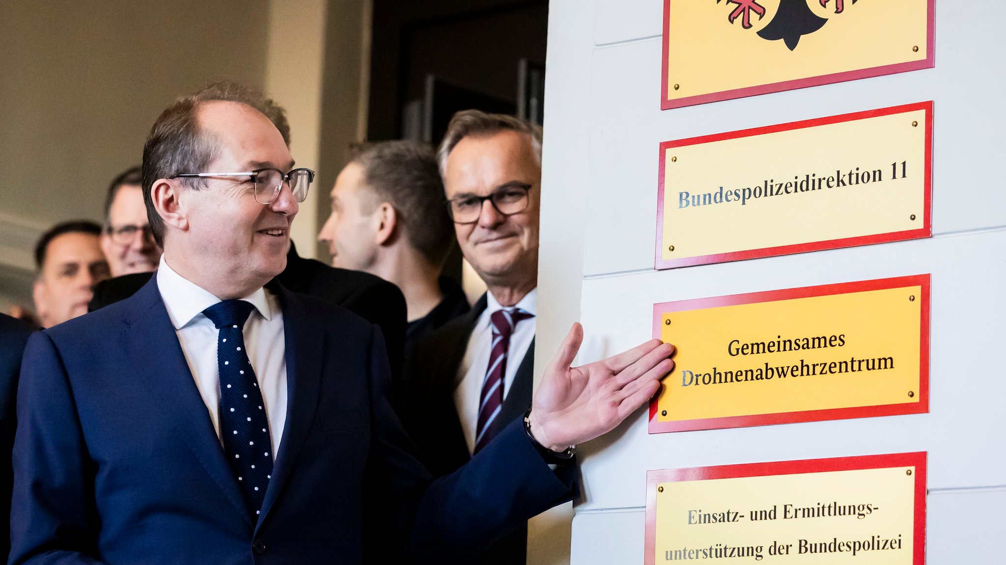 Bundesinnenminister Alexander Dobrindt und mehrere Landesinnenminister am Eingang des neuen Drohnenabwehrzentrums