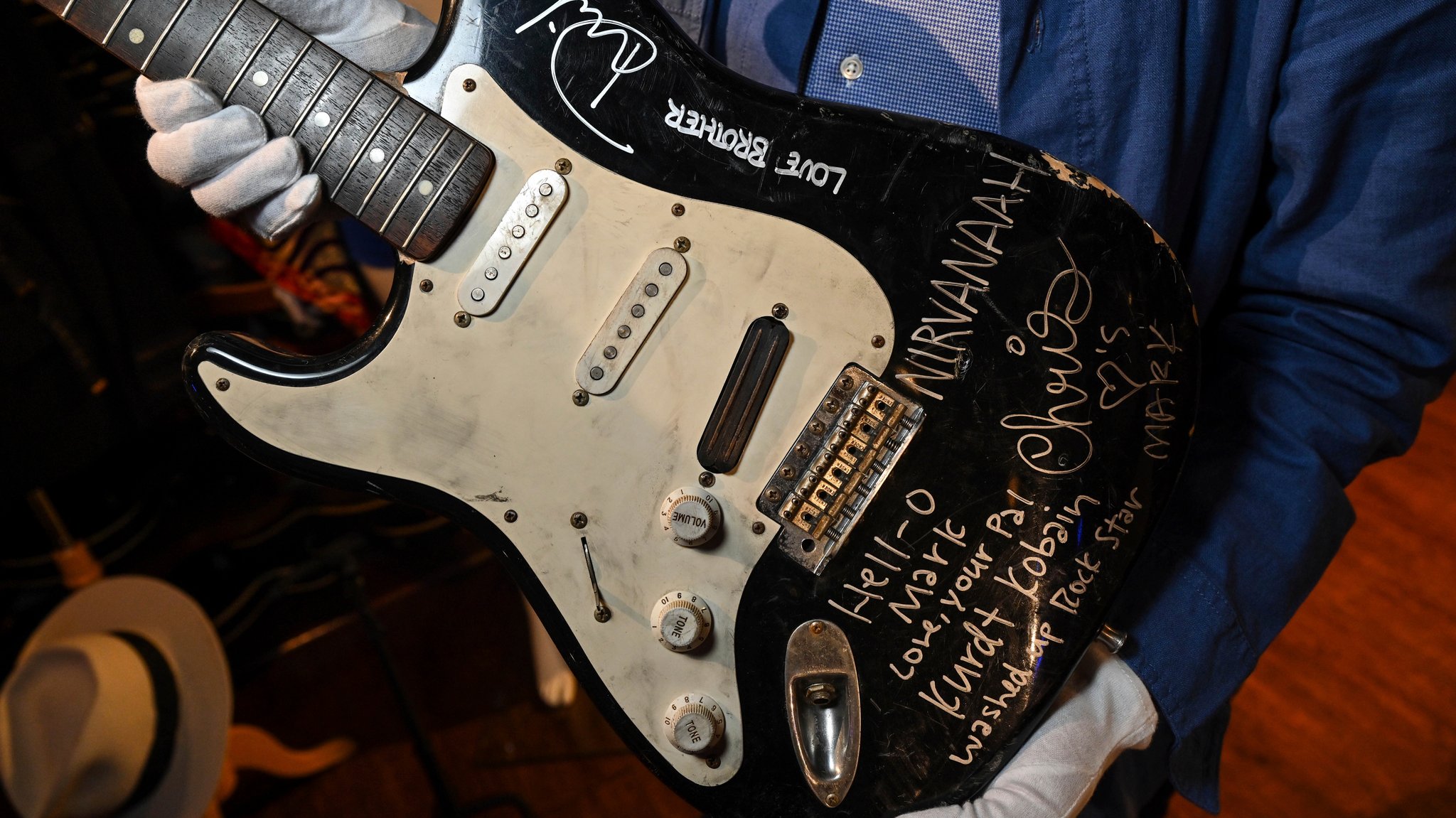 Zertrümmerte Gitarre von Kurt Cobain teuer versteigert